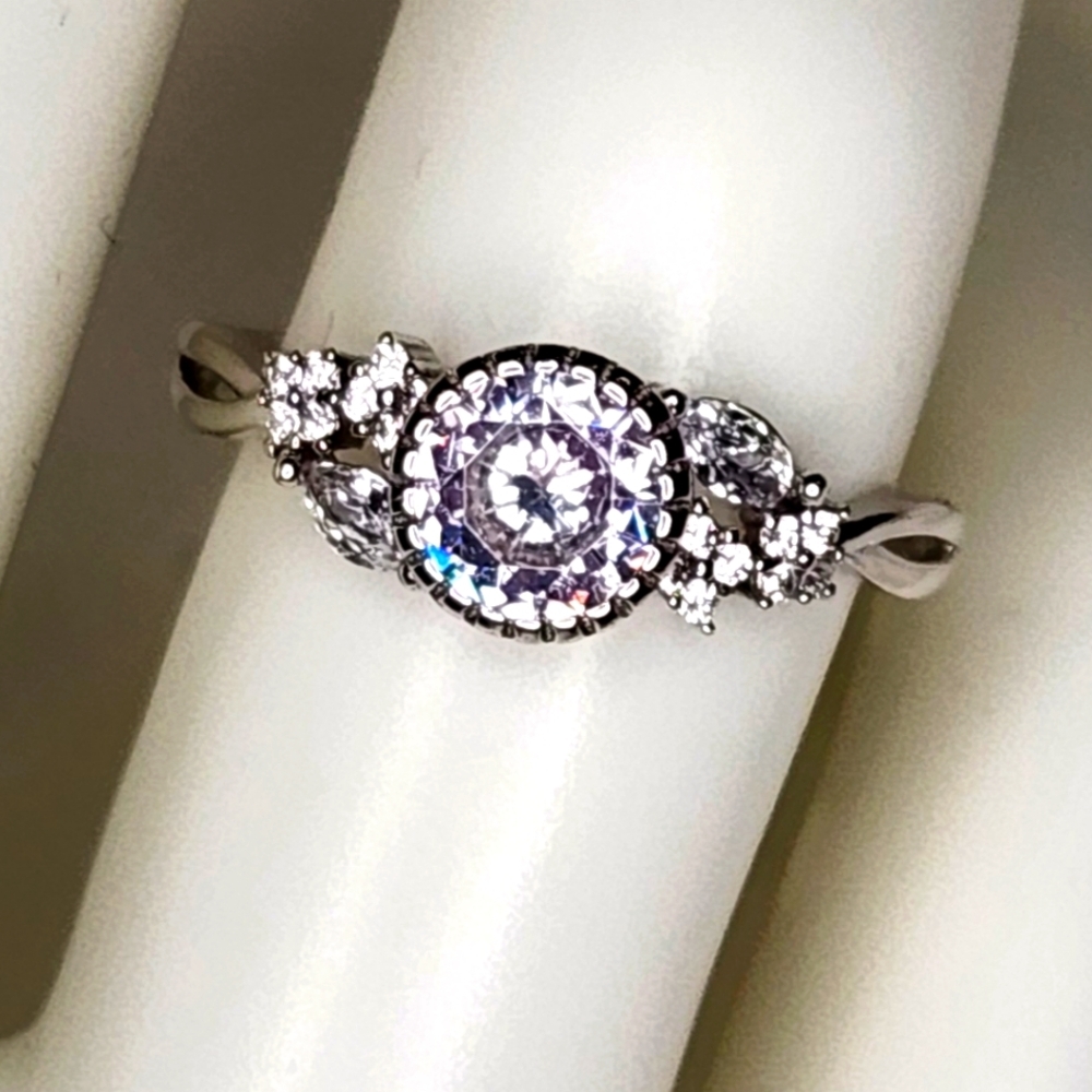 Sz.8 Circle Cut w Side Cluster Ring S925